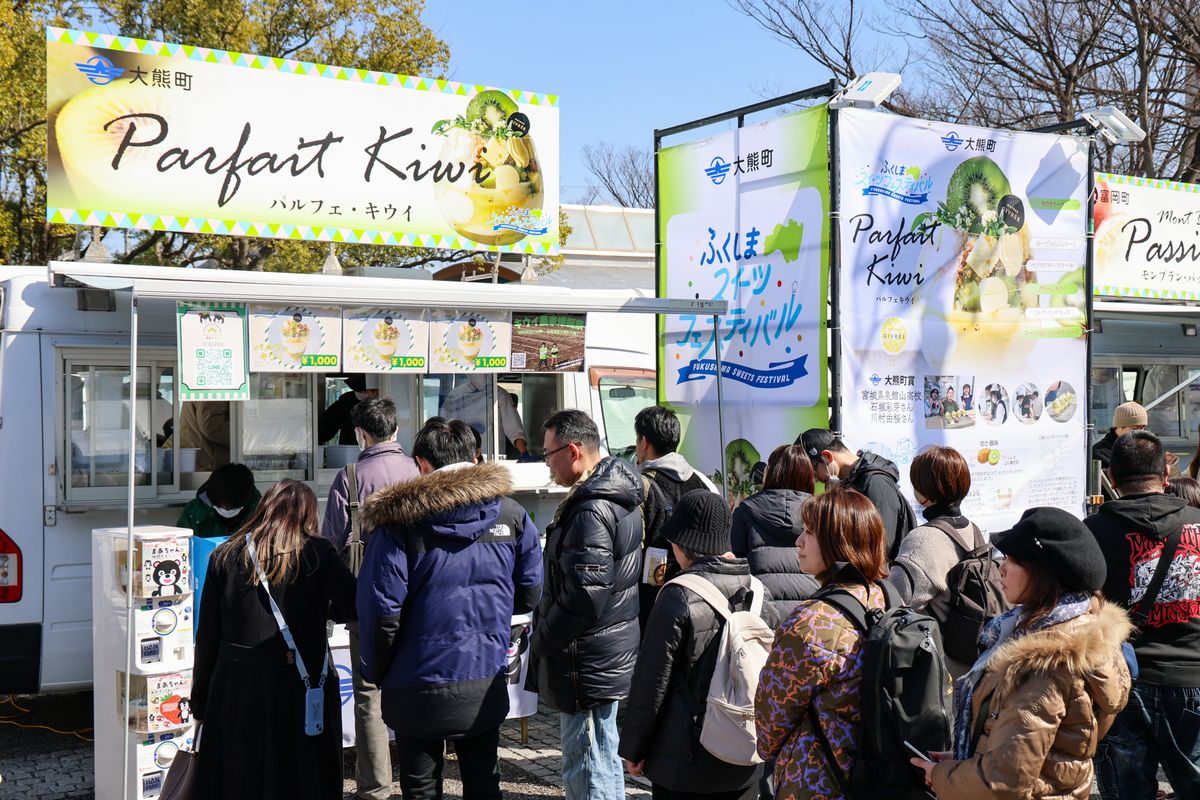 会場では、大熊町のキウイフルーツ、富岡町のパッションフルーツ、楢葉町のサツマイモをそれぞれ使ったスイーツがキッチンカーで販売されました。