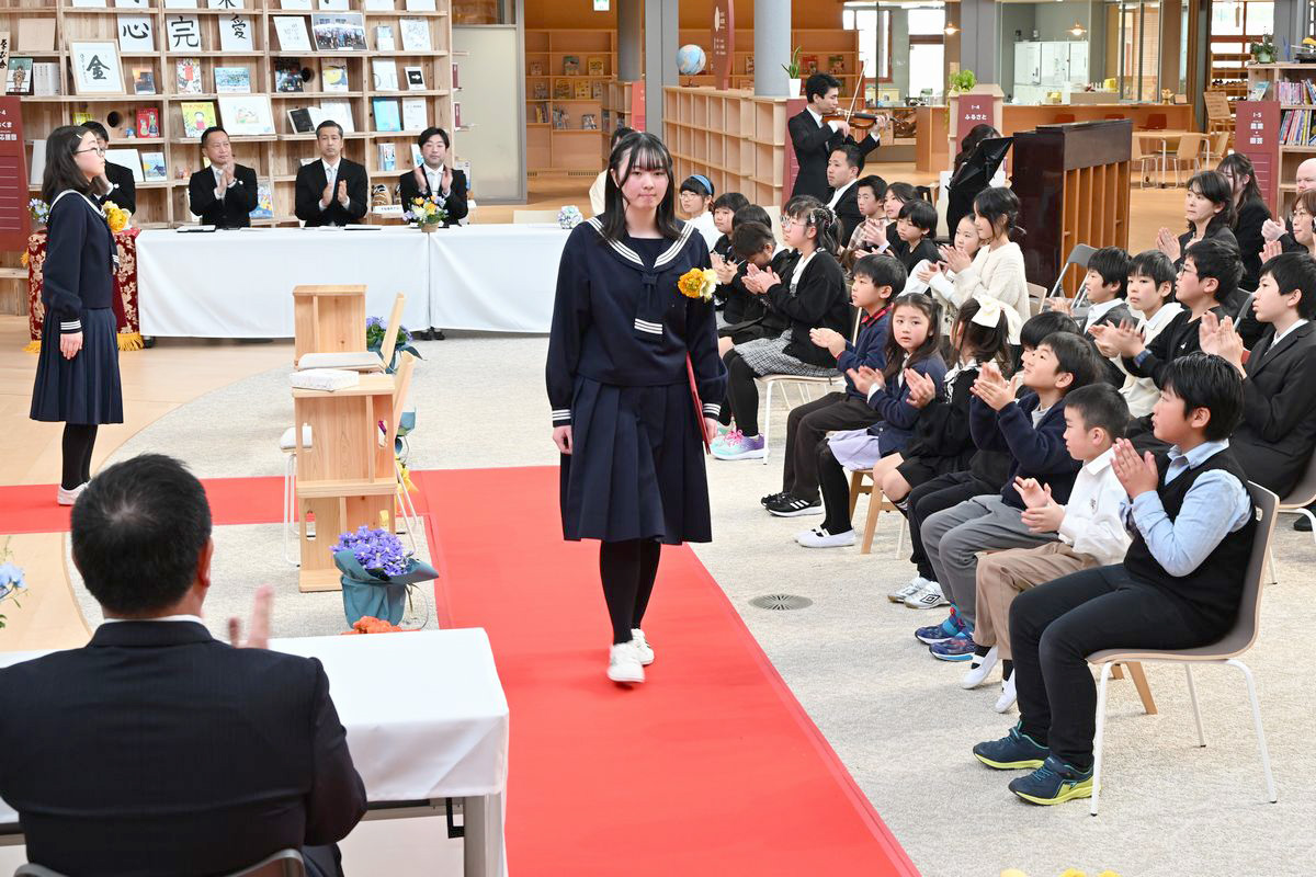 胸を張って堂々と退場する卒業生に、保護者、教職員、在校生らは大きな拍手で送りました。