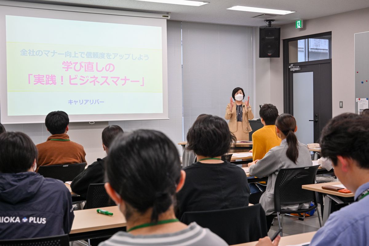 好印象を与えるあいさつの仕方を説明する講師