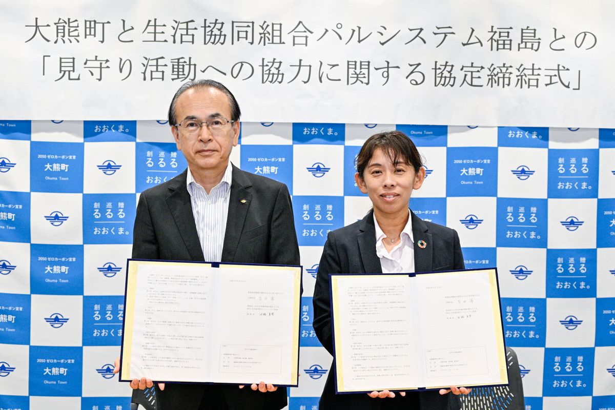 協定書にサインした吉田町長と池端理事長（右）