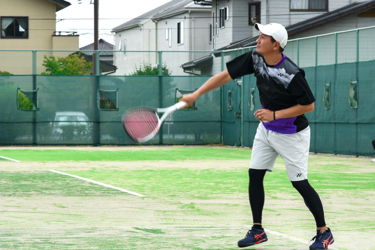 ソフトテニスでプレーする町代表選手