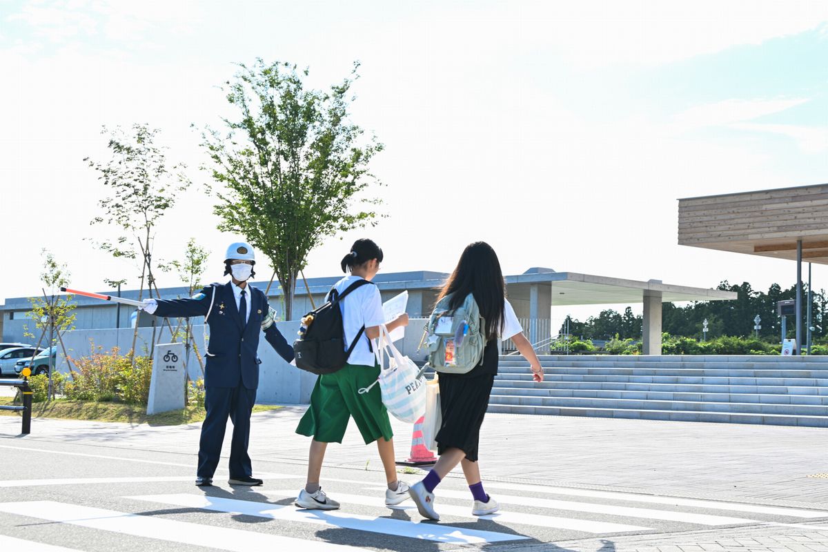 学び舎ゆめの森前の横断歩道で保護誘導する今野さん