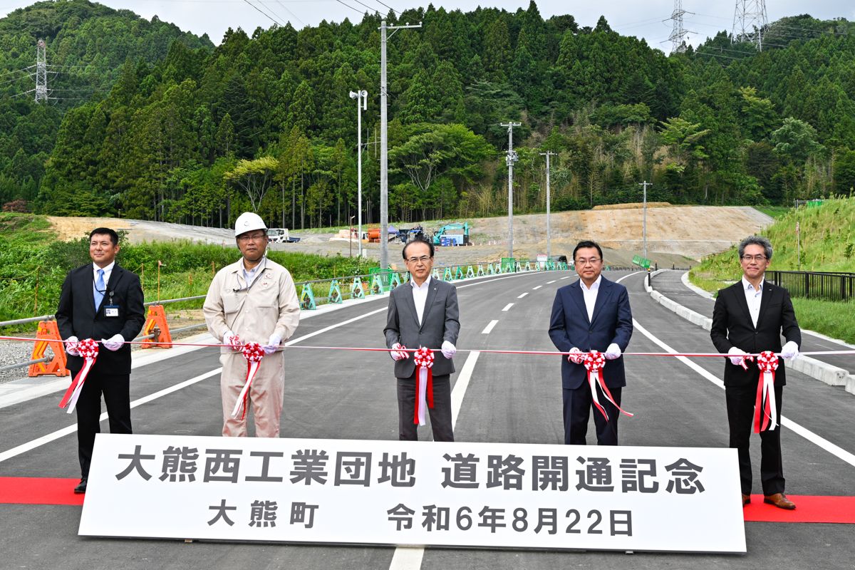 道路開通式でテープカットする吉田町長（中央）