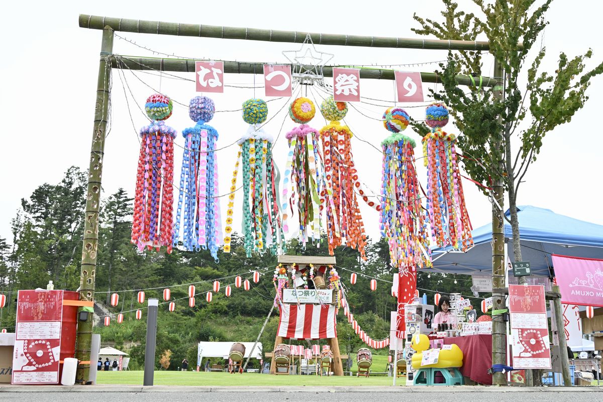 来場者を迎え入れる祭りのゲートには大きな七夕飾りが吊るされていました。誰もが何かのお祭りだとわかる華やかな飾りは興奮度が高まります。