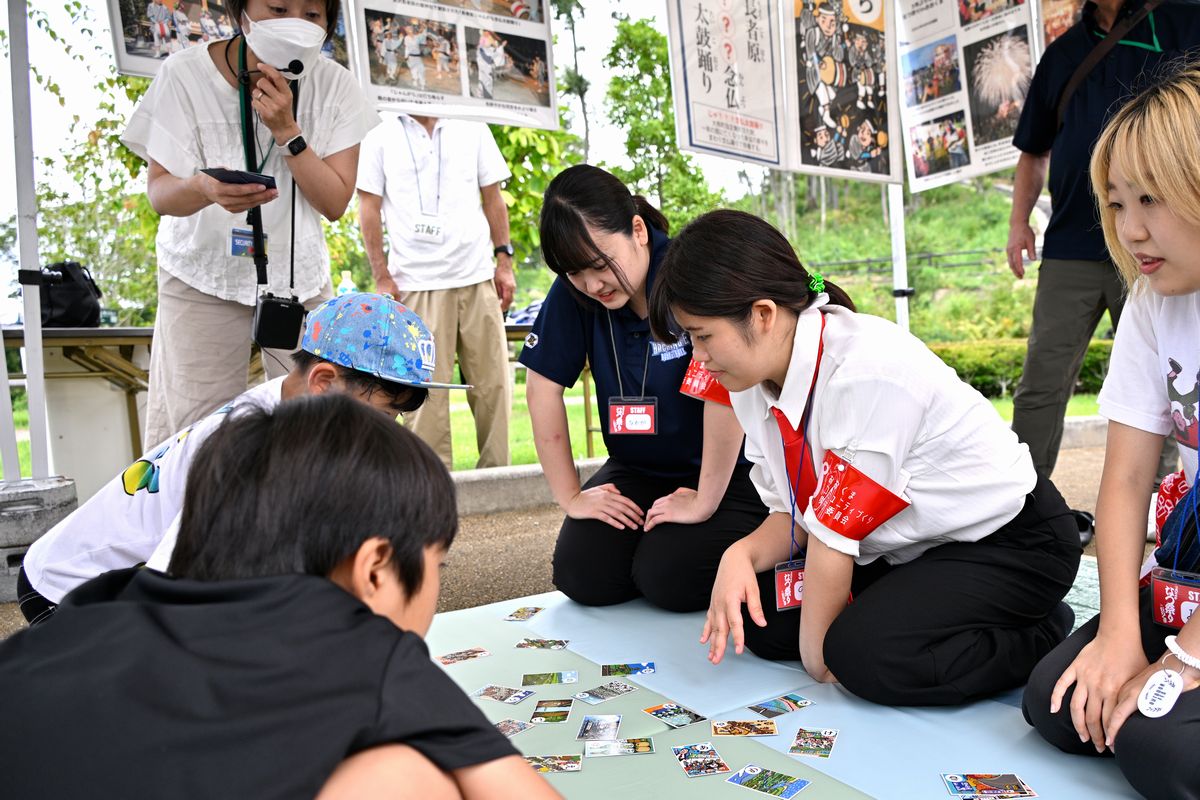 おおくま・おらほのカルタで再発見実行委員会では、展示とカルタ取りが行われました。カルタ取りに参加した子どもたちは読み手の言葉を聞き分け、攻めの姿勢で構えるなど本気モードで取り組みました。