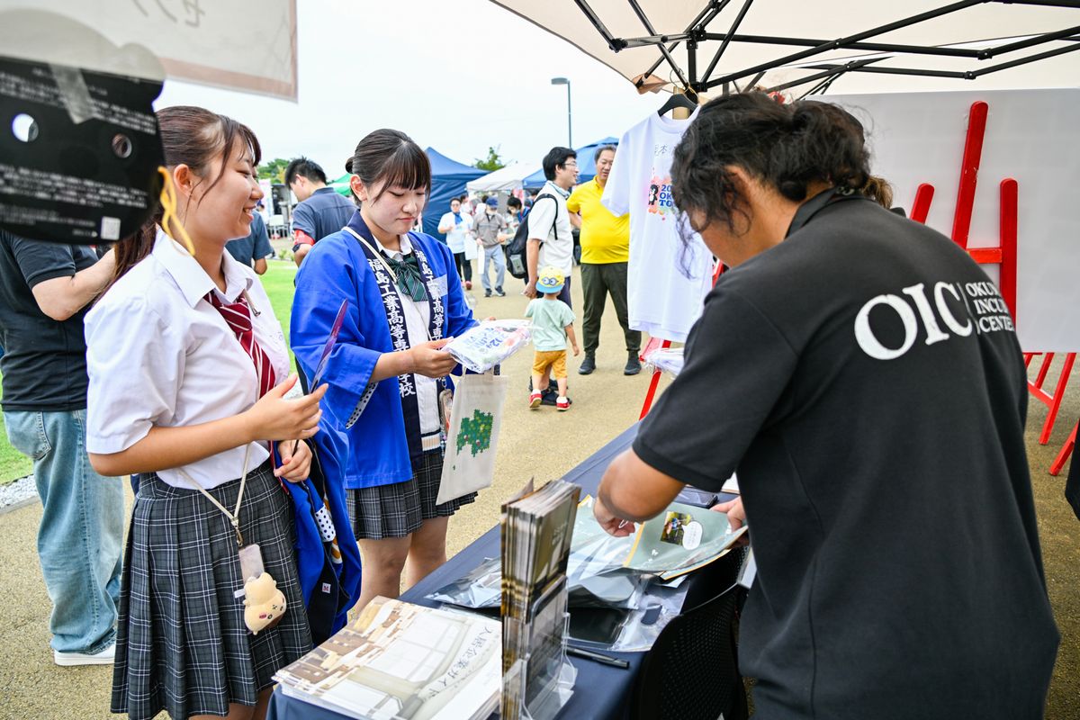 大熊インキュベーションセンターで謎解きをする高校生。謎解きに全問正解するとオリジナルまあちゃんTシャツがプレゼントされます。