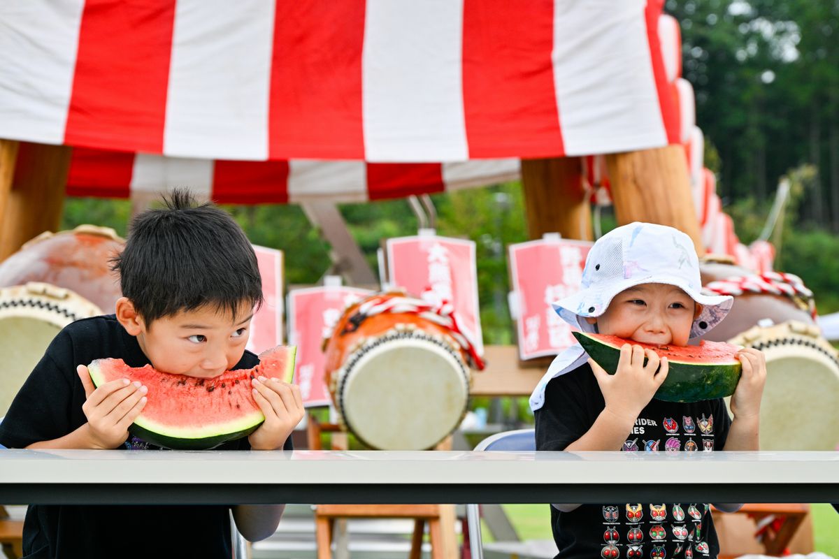 続いてのミニゲームは大熊産スイカの早食い大会。子どもたちは程よく冷えたスイカを夢中で頬張りました。