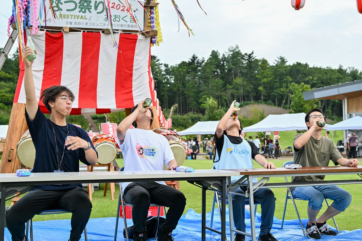 ミニゲームの1回目はコーラ早飲み大会。圧倒的な速さに集まった観客から大きな拍手が送られました。