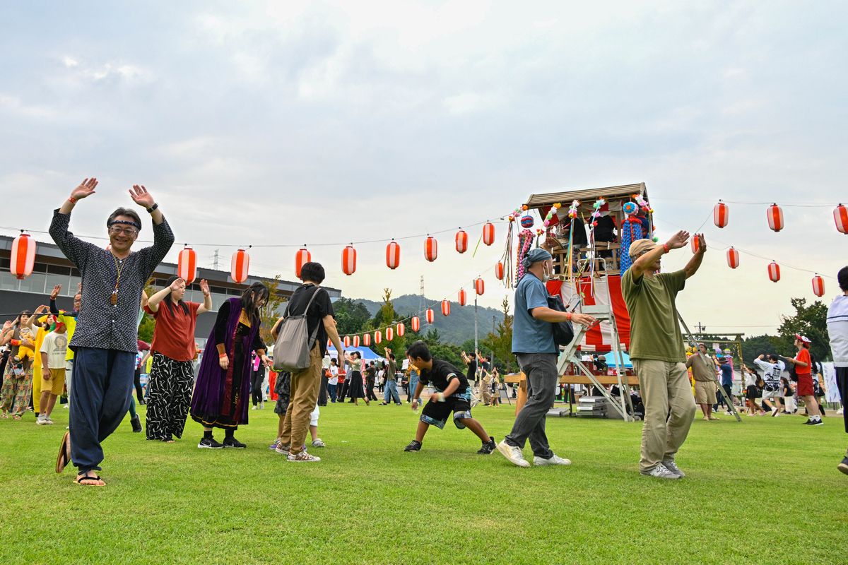 櫓を中心に思い思いに盆踊りを楽しむ参加者ら