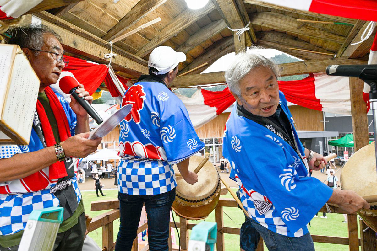 写真は夫沢三区中央台盆踊り保存会。この他、今年一夜限りの復活で参加した行政区は、熊川盆踊り愛好会、大川原地区、大熊盆踊りを楽しむ会、野馬形行政区でした。