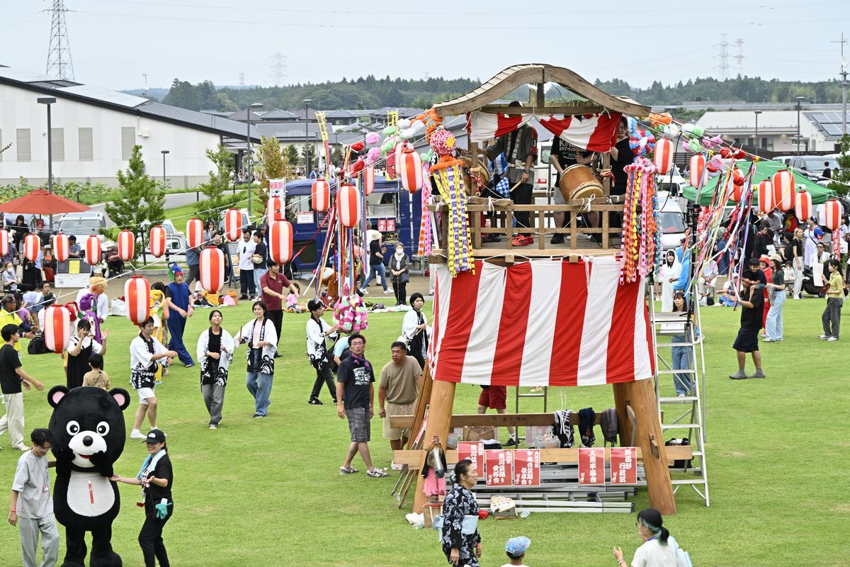 役場前広場の中央に設置された大きな櫓。