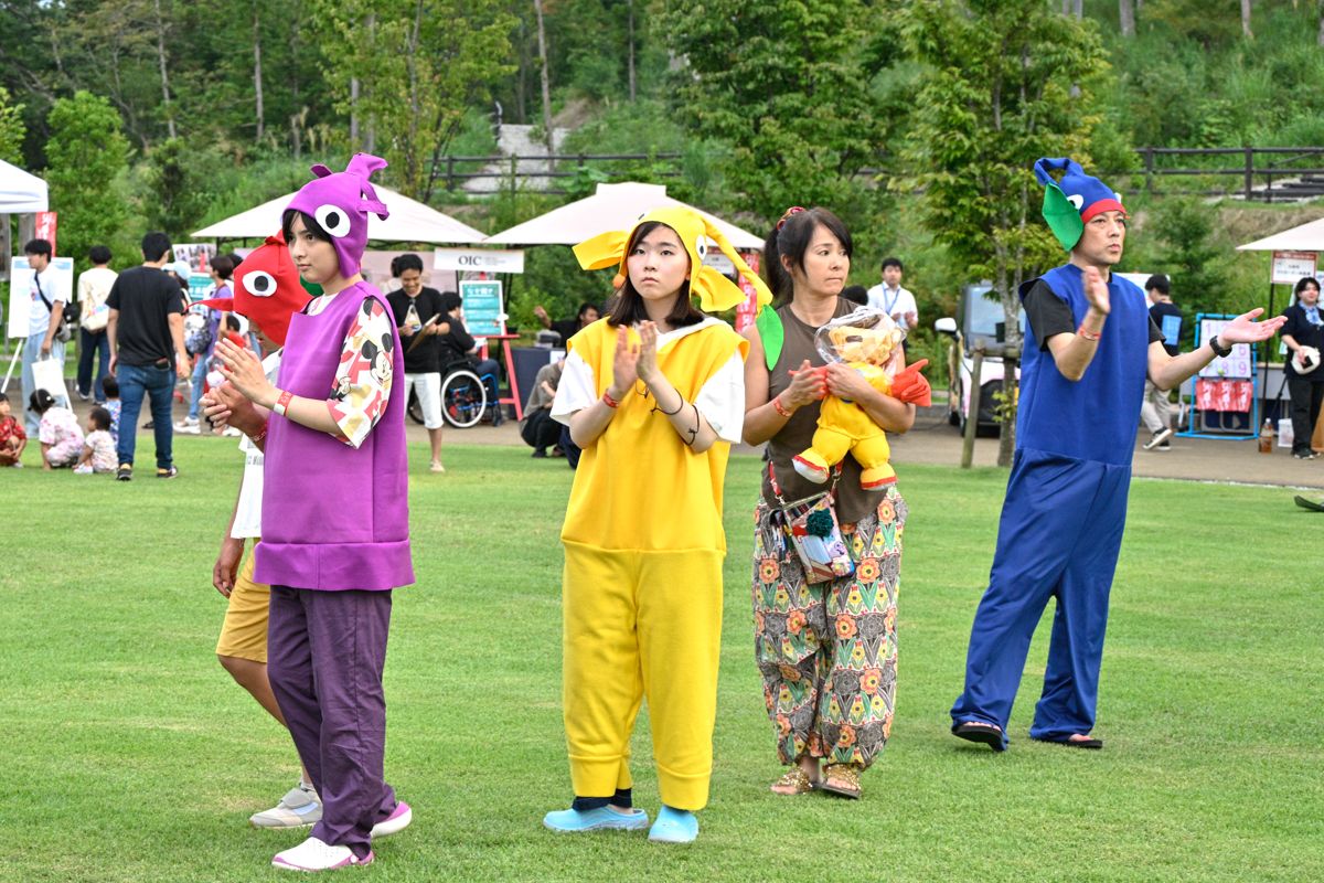 仮装して踊る盆踊り参加者