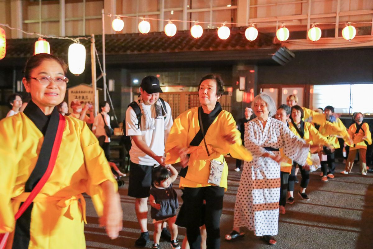 会津若松市に避難している町民らが、市民や観光客らと一緒に盆踊りを踊って交流を深めました。