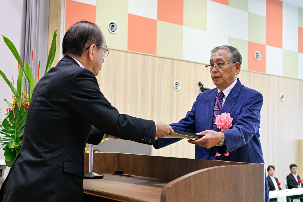 吉田会長から賞状を受け取る渡辺さん（右）