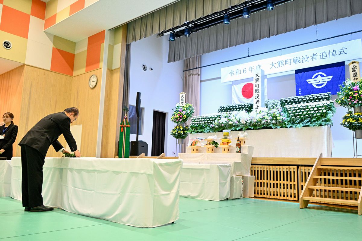 献花する吉田町長