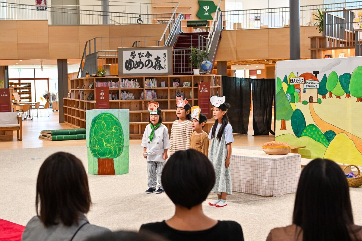 本の広場で踊った園児たち