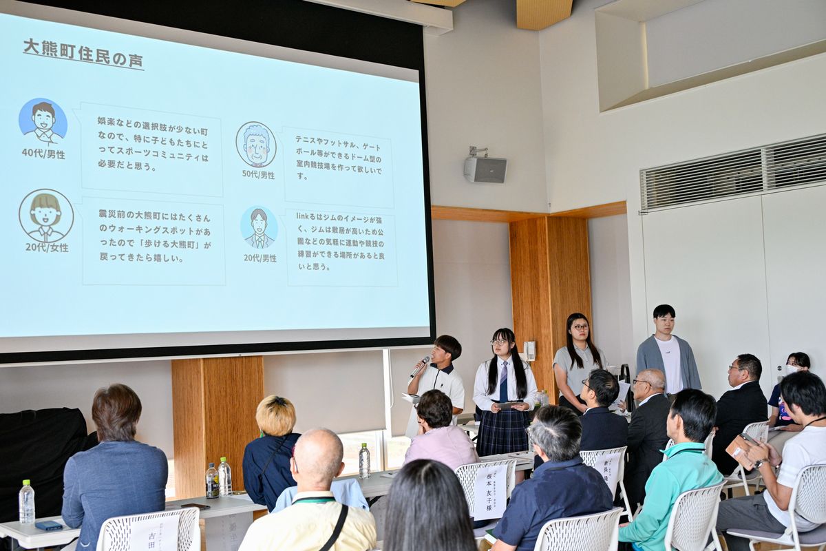 チームごとに企画や課題解決方法を発表する学生