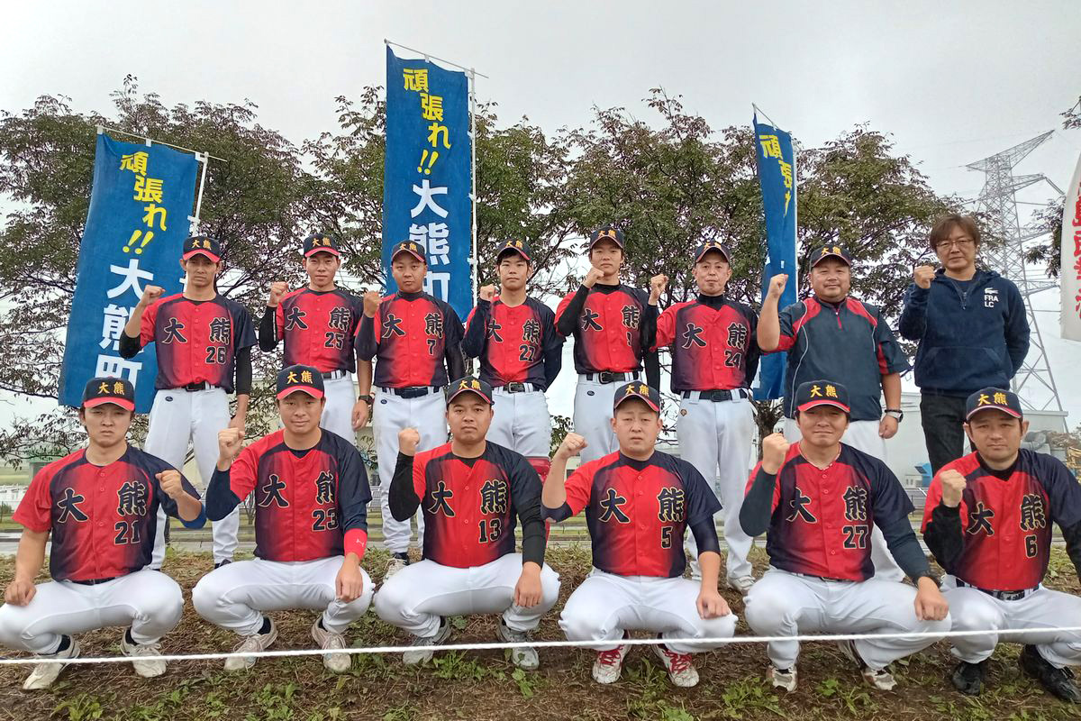 悪天候の中対戦に臨む町代表選手ら