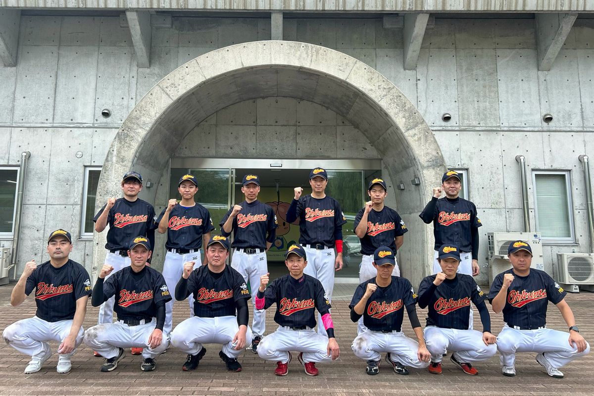 試合後の集合写真に収まる選手ら