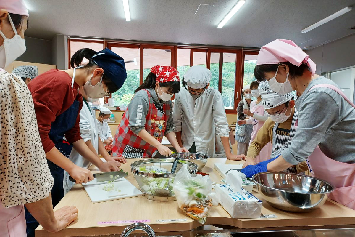 豚汁担当の子どもたちは、材料によって切り方が違うことなどを丁寧に教えてもらい、ゆっくりと慎重に切っていきました。