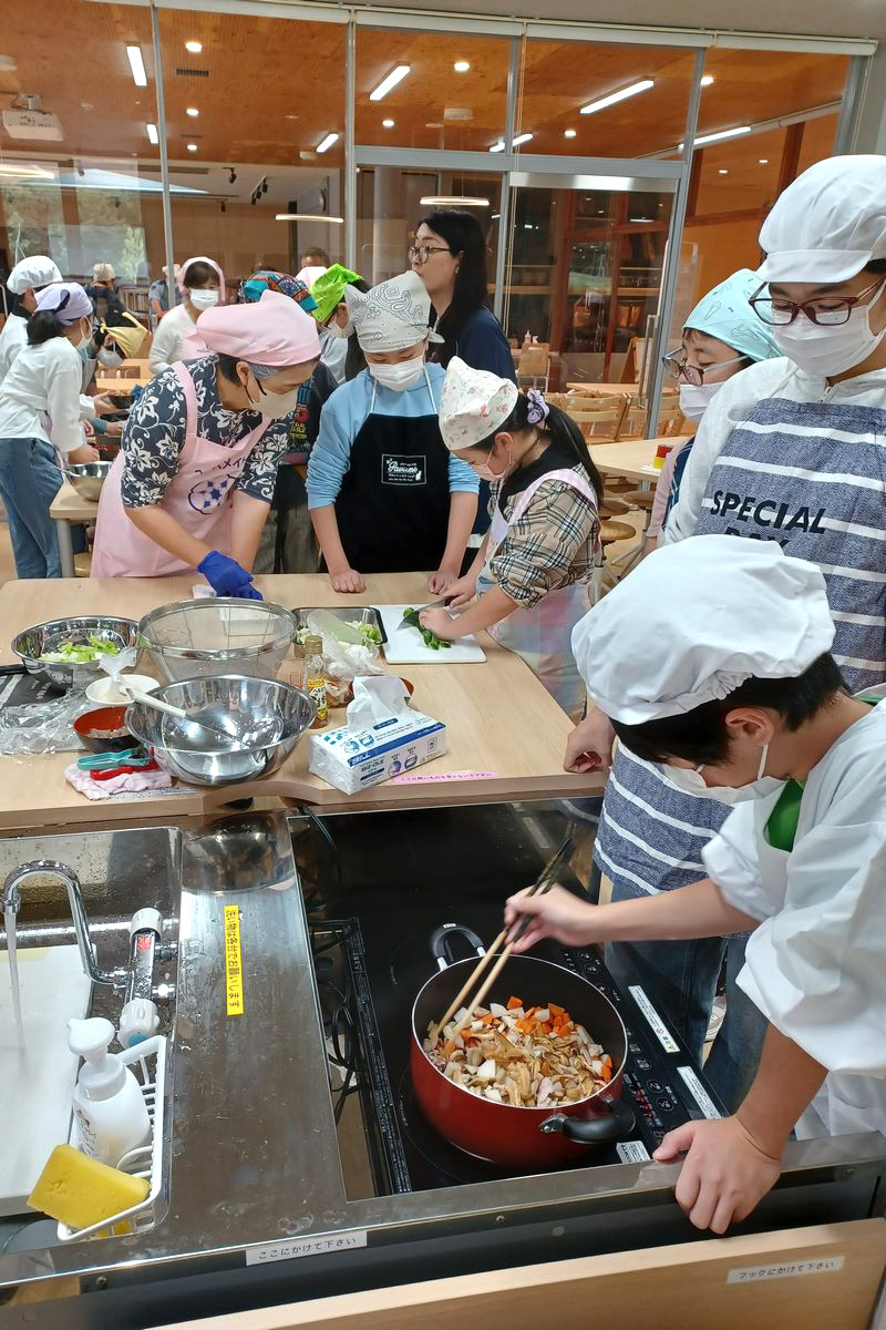 豚汁作りでは材料を洗ったり切ったり炒めたりする作業を、子どもたちは分担して進めていました。