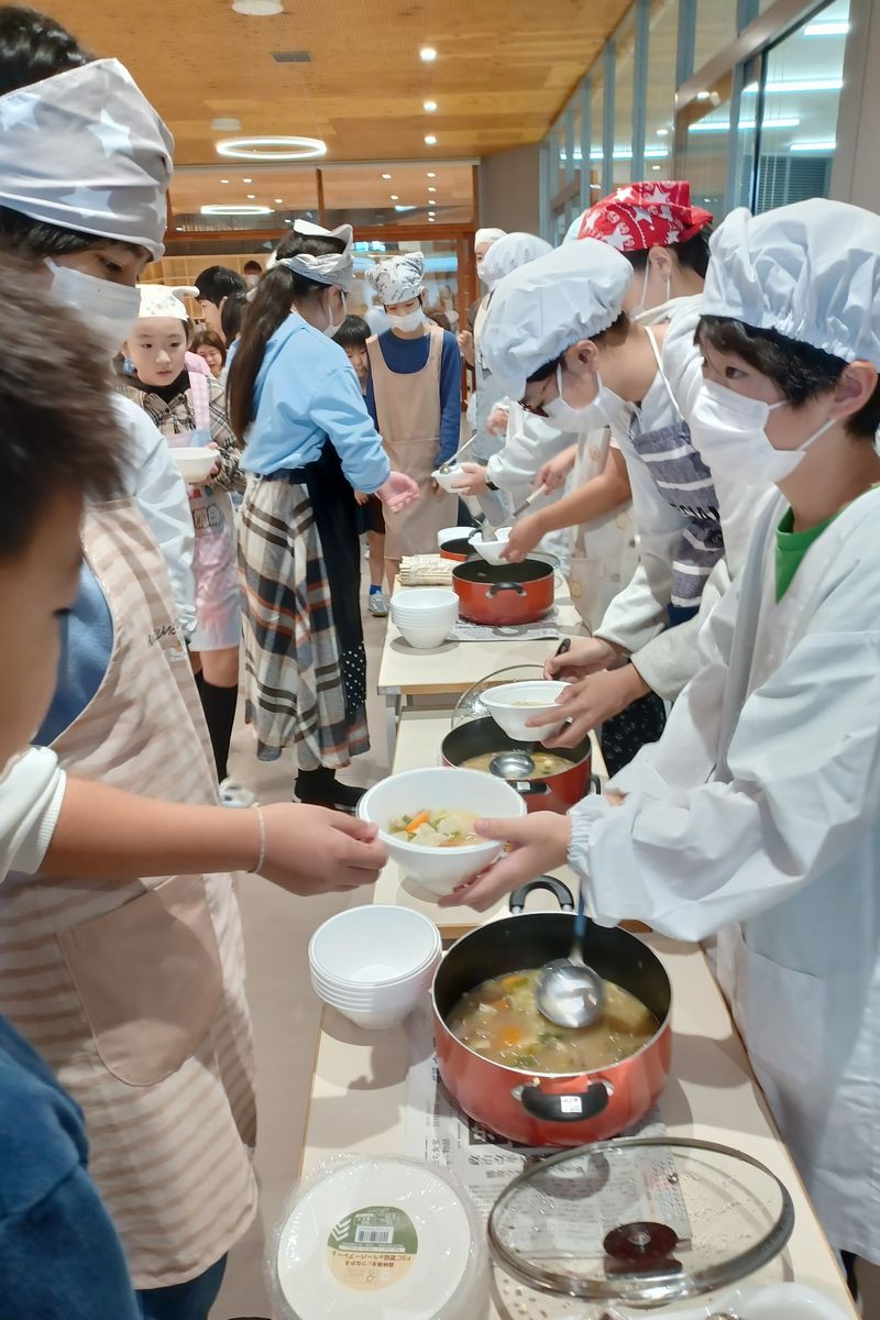 豚汁が出来上がり配膳台の前に各班の鍋が並びました。いよいよ配膳の準備が始まります。