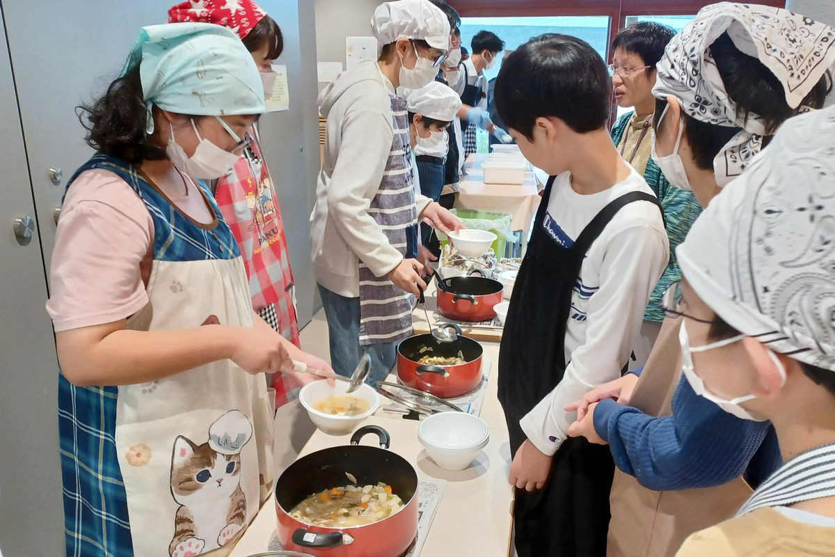 班ごとに少しずつ味が違う豚汁。何度も味見をして完成しました。