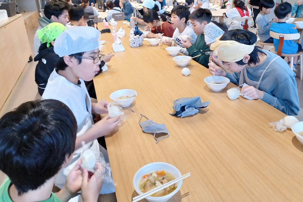 全員の準備ができたら、1年生のあいさつに合わせて、「いただきます」。