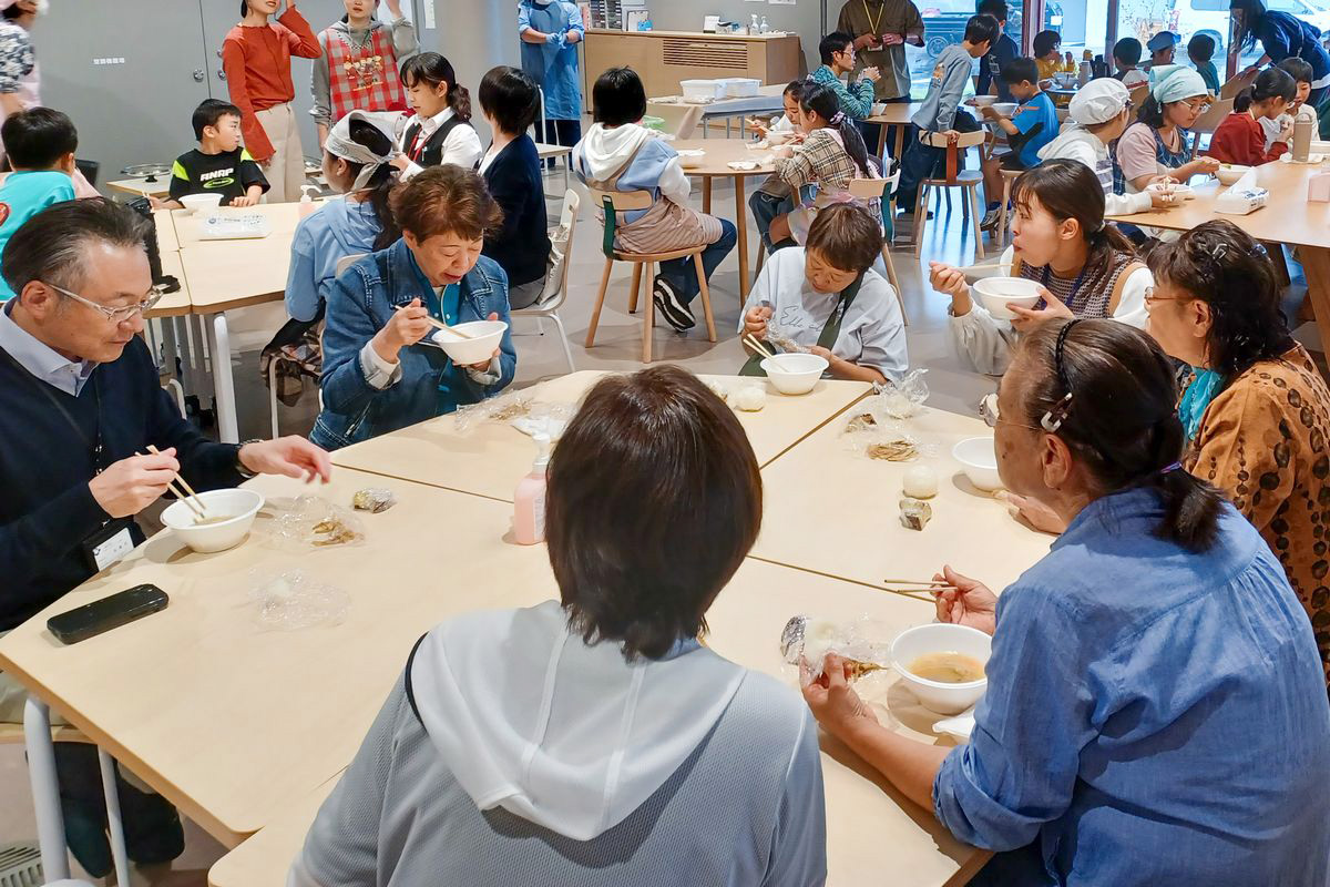 来校した地域の皆さんと保護者に手作りの料理が振る舞われました。
