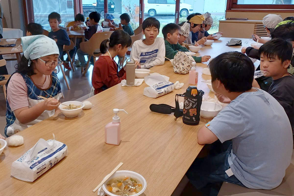 自分たちで作った料理を食べる子どもたち。