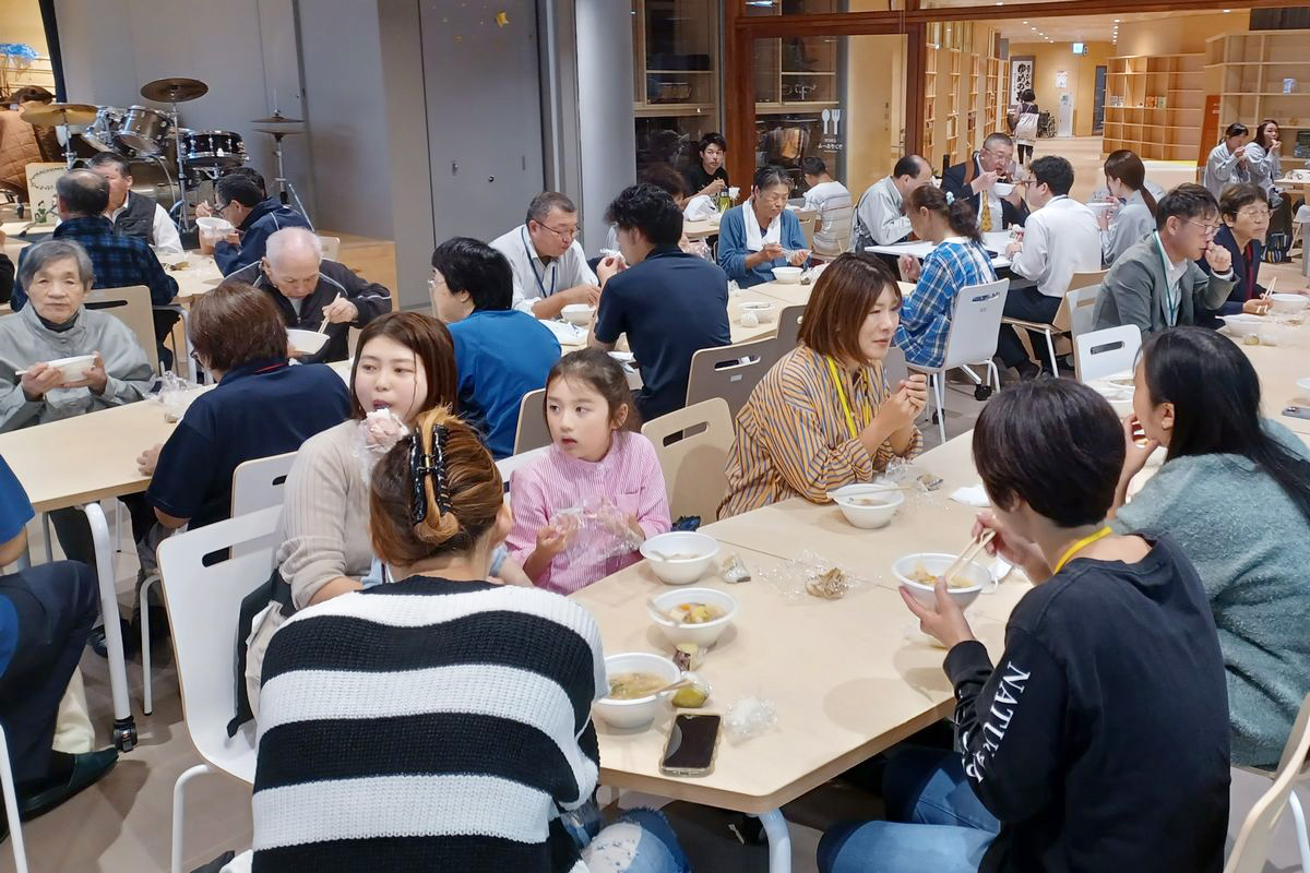当日は天候に恵まれず、室内での芋煮会となりましたが、ランチルームに人が入りきれないほど賑わいました。
