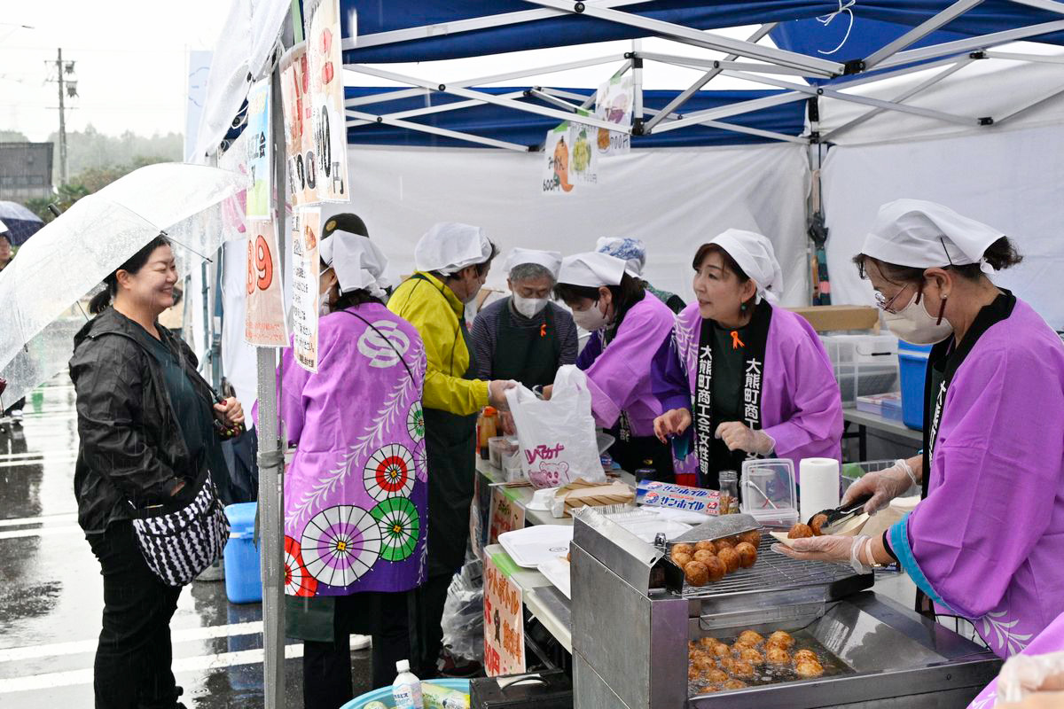 大熊町商工会女性部はカレーと揚げたこ焼きを販売。雨の中でしたが大勢の方が訪れました。