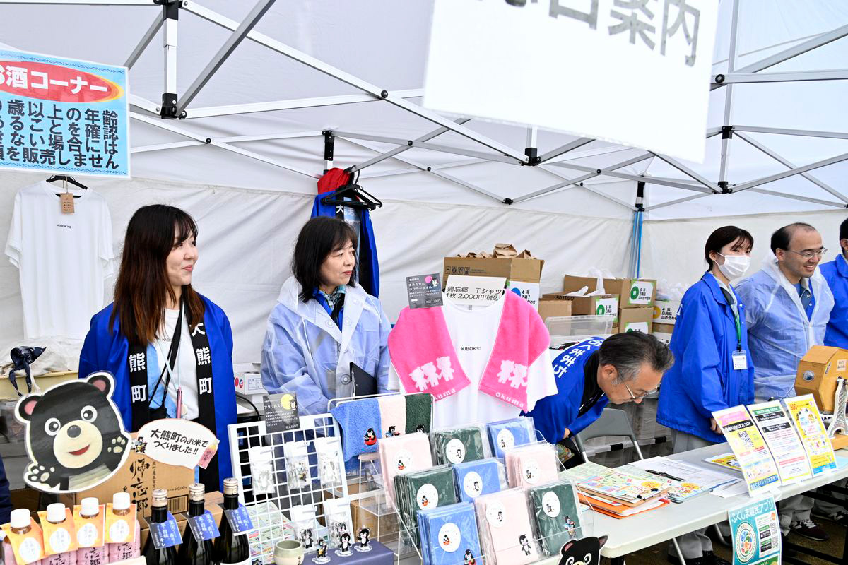 役場前の大熊町観光協会のテントには総合案内の他、町産のお米で作った日本酒や甘酒、まあちゃんのハンカチやグッズなど町のオリジナル商品を販売しました。