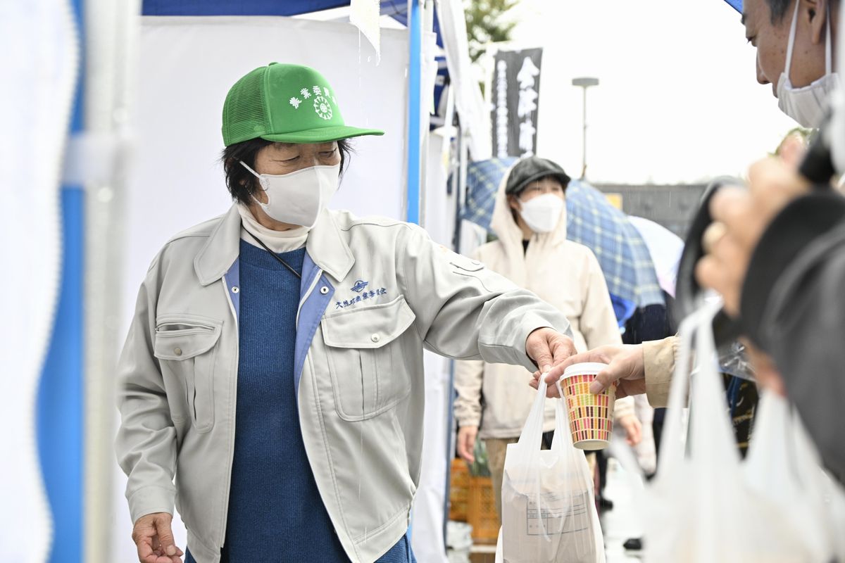 大熊町農業委員会は町内で収穫した米を今年も来場者に無料配布しました。