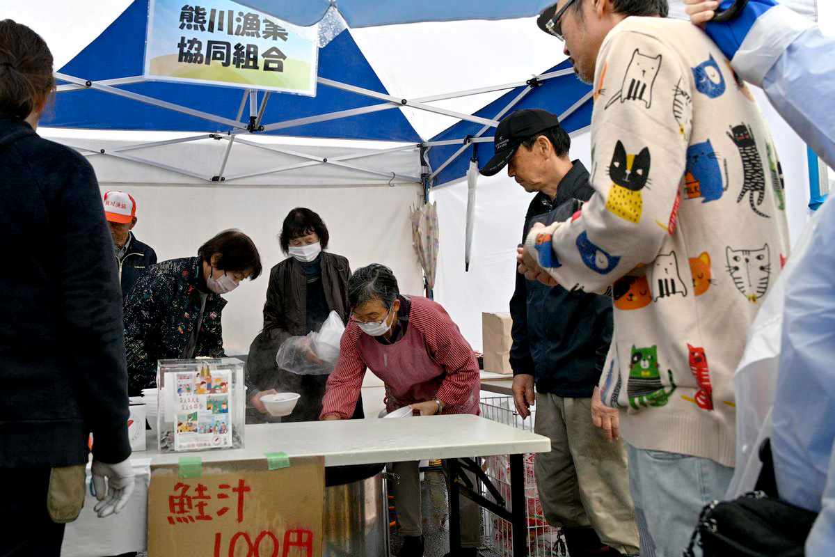 熊川漁業協同組合は、名物の「鮭汁」を販売。ブースの前には行列ができ懐かしい秋の味覚を味わいました。