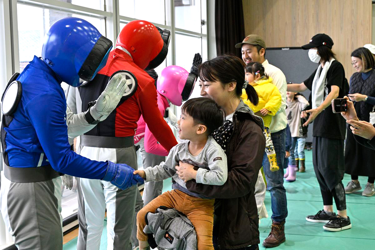 爆上戦隊（ばくあげせんたい）ブンブンジャーショー終了後には握手会が行われ、親子連れが列を作って並びました。子どもたちは憧れの5人のヒーローを前に目を輝かせ、笑顔で握手しました。