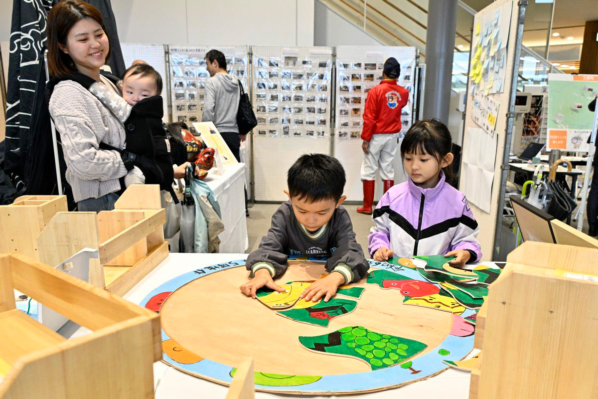 町役場多目的ホールで行われた文化展の様子。学び舎ゆめの森のコーナーには、子どもたちの作品が展示され、5年生が制作した木製の大きなジグソーパズルは実際に触って遊ぶことができ来場した子どもたちは真剣に取り組んでいました。