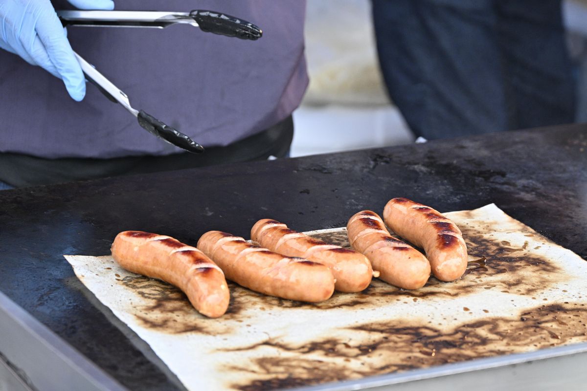 カフェ大百笑は、鉄板焼きソーセージを販売しました。