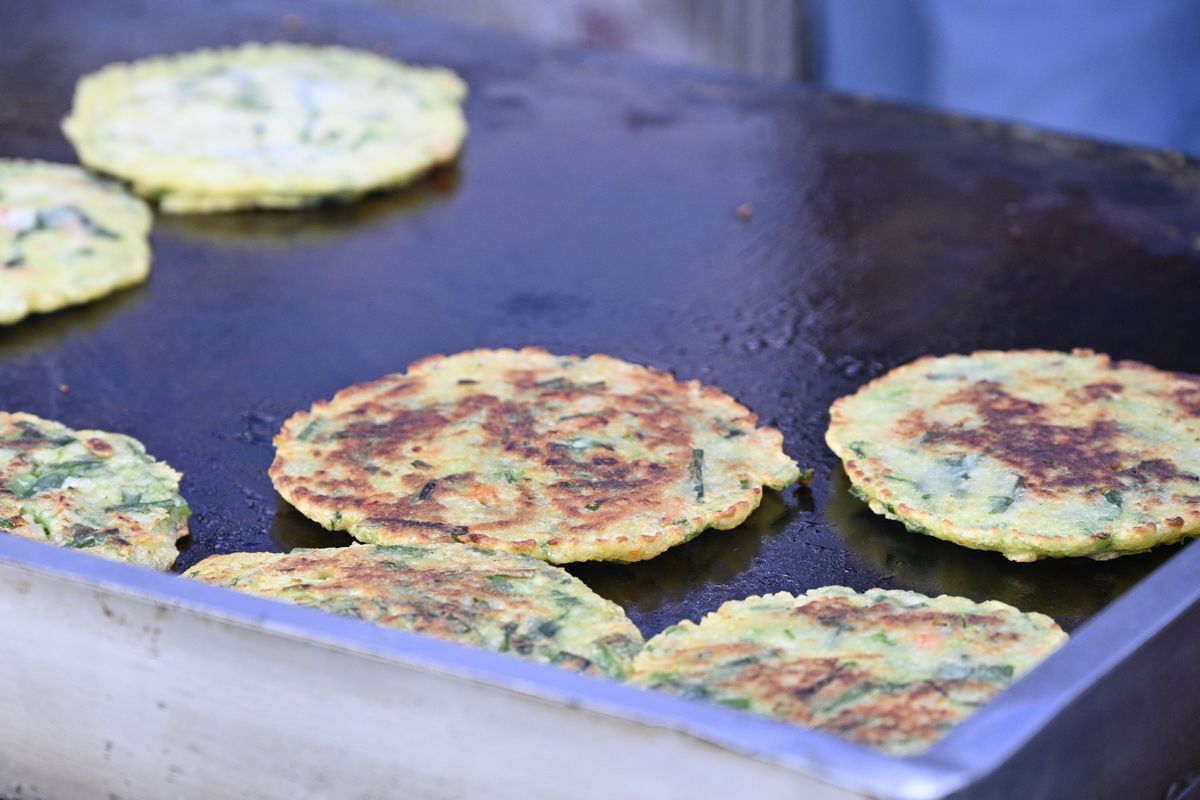 ニラなどの具を混ぜ込んで薄くカリッと焼き上げたチヂミ。