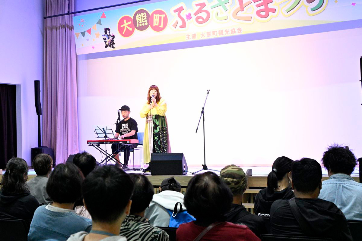 シンガーソングライターの氏家エイミーさんはキーボードCoba84さんとアコースティック編成（アンプやスピーカーなど電気を使う機材を使用しない）で登場。観客を前にしっとりと歌い上げました。