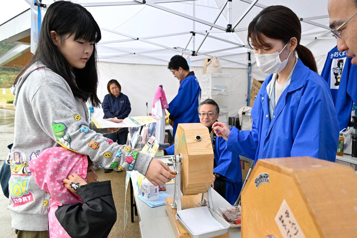 総合案内で行われた大福引大会は、会場内の飲食店にてスタンプを手に入れ15個集めるとガラポン抽選が1回できるというもので、豪華景品が当たるため来場者は楽しみながらスタンプを集めをしていました。