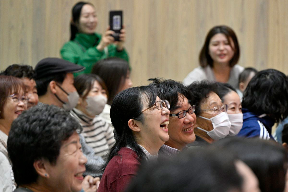 町交流施設linkる大熊のステージでは子どもたちに人気のヒーローショーや歌謡ショー、お笑いライブが行われ、多くの来場者が詰め掛けました。