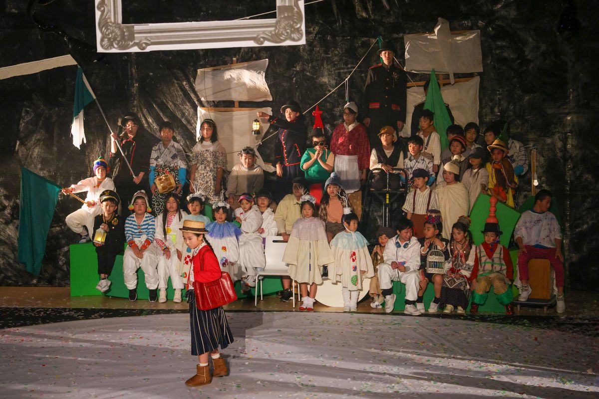 未来へ向かうゆめの森号に乗り込む少女（手前）。
