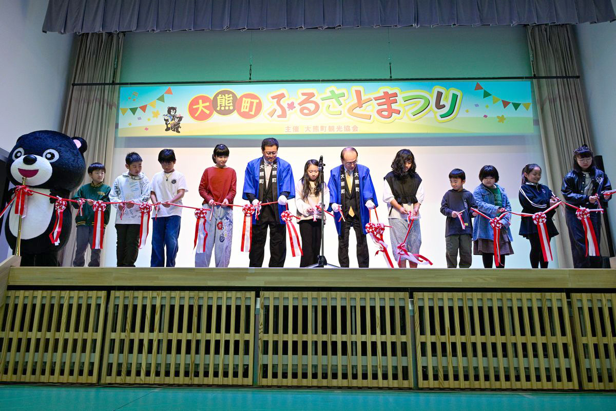 テープカットを行う学び舎ゆめの森の子どもたち