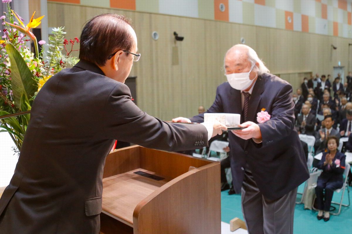 式典では町に貢献した13人の方々に表彰・感謝状を贈呈。当日は8人の方々に表彰状を手渡しました。写真は永年勤続表彰の佐藤順さん（右）。