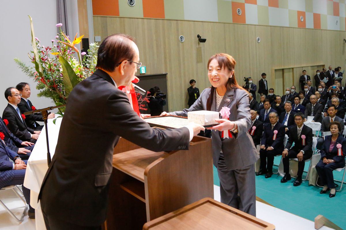 教育行政において大きく貢献した阿部裕美さん（右）は、町制施行70周年記念表彰を受けました。