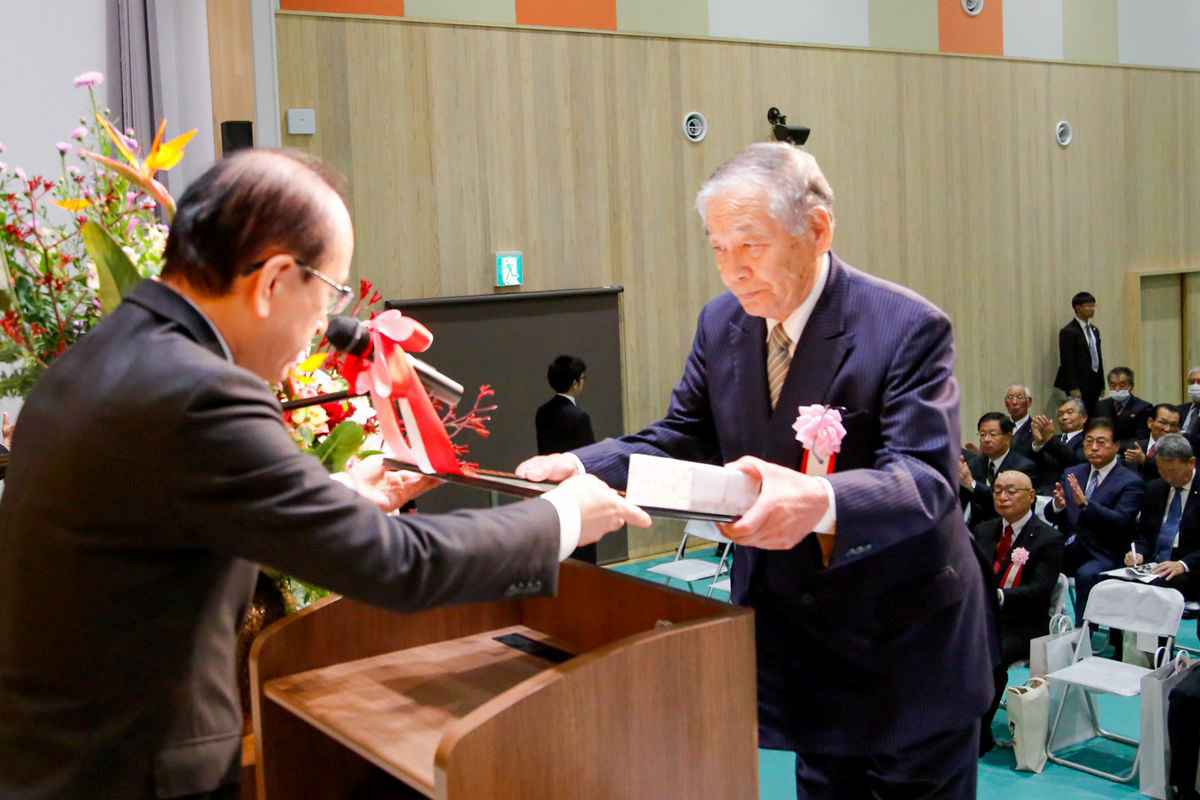感謝状を受け取る前町長の渡辺利綱さん（右）。
