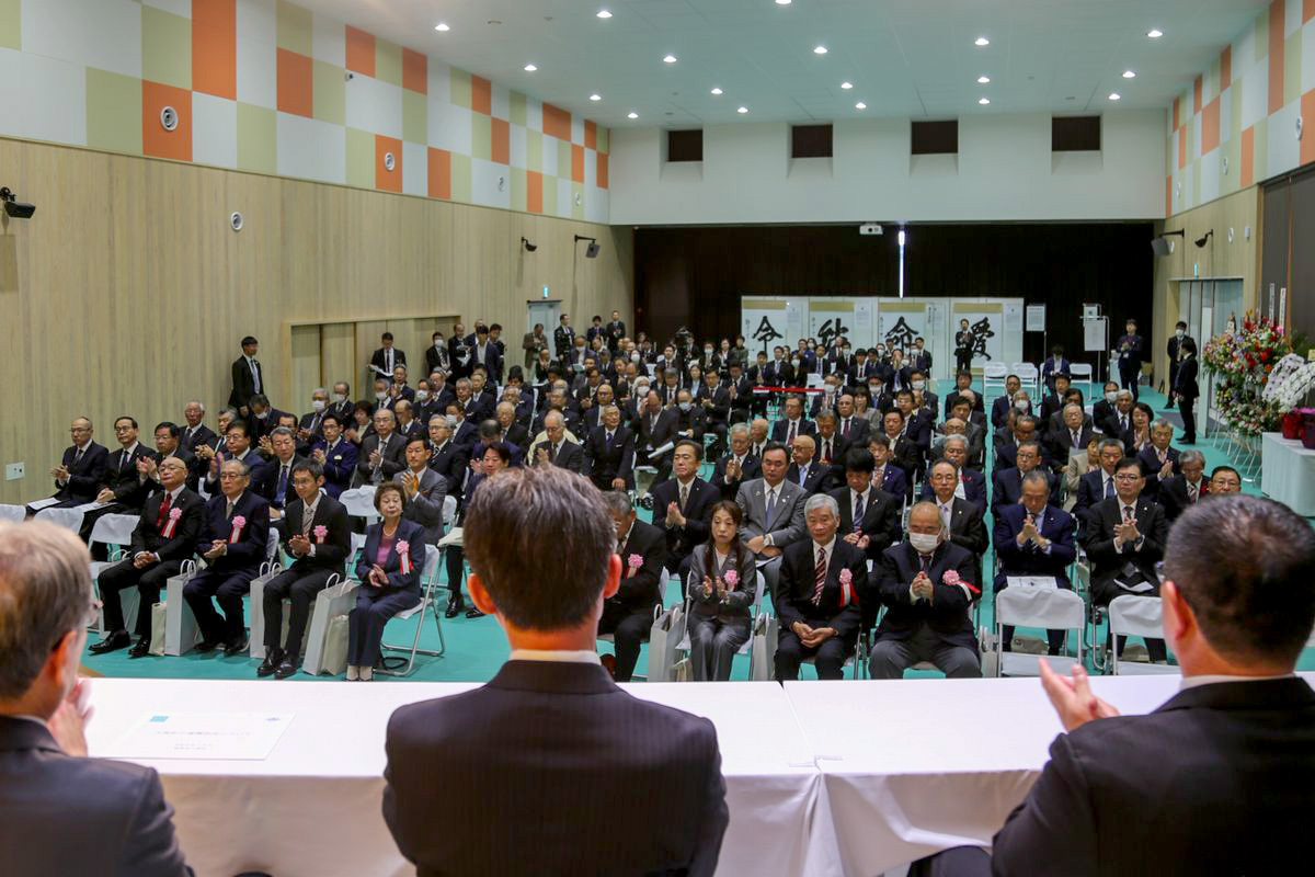 町交流施設linkる大熊のステージから見た会場の様子。記念式典には多くの関係者が集まりふるさとの節目を祝いました。