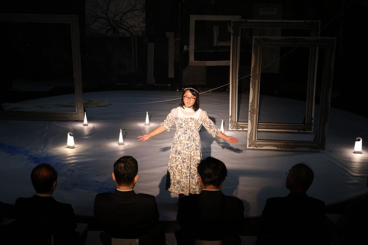 演劇公演は園児や児童生徒、教職員など約60人が出演し、約200人の観覧者の前で練習の成果を披露しました。開演前の舞台にはいくつもの空っぽの額縁が光に照らされています。