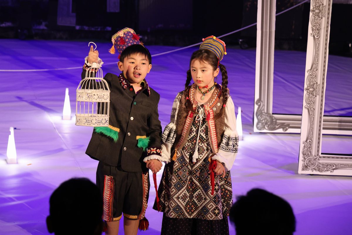 演劇はオリジナルストーリーで、脚本・演出は同校専任アーティストの木村準さん、作曲・演奏は音楽家の関口直仁さん、美術協力は版画家の蟹江杏さん、美術・衣装協力はニシハラノリオさんが担当。その他、保護者や熊川稚児鹿舞保存会など多くの方が携わっています。舞台中央に空っぽの鳥かごを手にしたチルチルとミチルが登場。